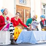 1.Szene mit v.l.n.r. Chiara Staub (Flurina), Gianna Lunardi (Mutter), Chasper-Curò Mani (Vater), Ambra Fanchi (Ursli)
