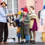 Onkel Gian (Flurin Caduff) verteilt seine Glocken an die Kinder